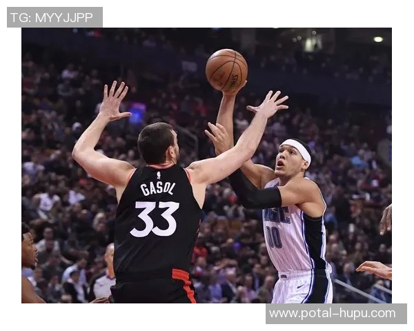 奥兰多魔术与鹈鹕激战正酣谁能在NBA赛场上笑到最后